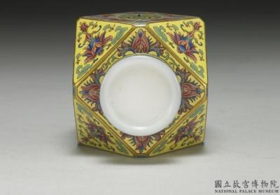 图片[3]-Glass octagonal vase with “Fortune and Longevity” motif on a yellow ground in painted enamels, Qianlong reign (1736-1795), Qing dynasty-China Archive